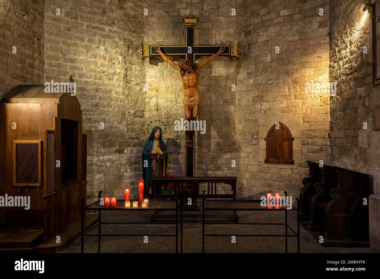 Crocifisso in una delle cappelle dell'abside della Basilica di Santa Maria del Mar (Barcellona, Catalogna, Spagna) ESP: Crocifijo en Santa Maria del Mar Foto Stock