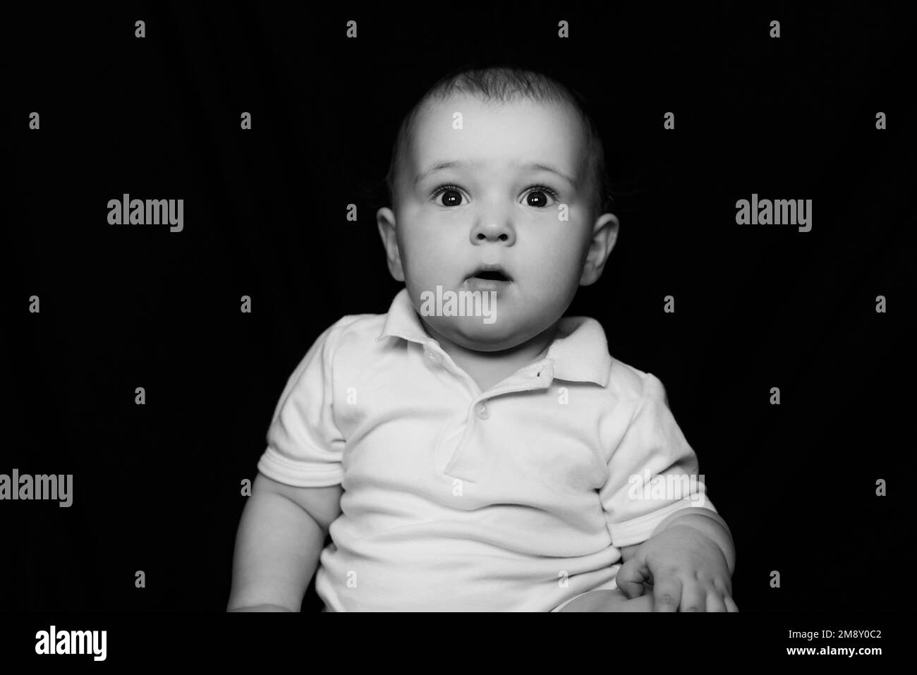 Ritratto in bianco e nero di simpatico bambino piccolo. Il volto del bambino caucasico Foto Stock
