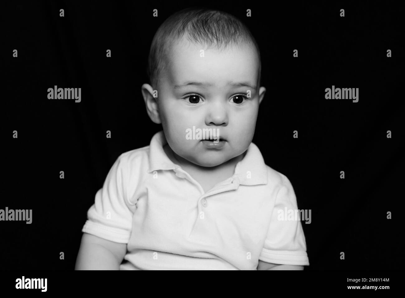 Ritratto in bianco e nero di simpatico bambino piccolo. Il volto del bambino caucasico Foto Stock