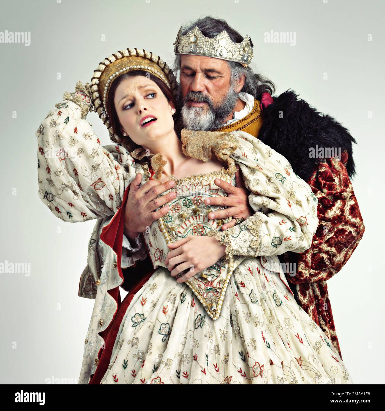 Teatro, re e regina in costume con violenza in corona e abiti  rinascimentali in studio. Arte, cosplay e larp, coppia in gioco medievale,  reale Foto stock - Alamy