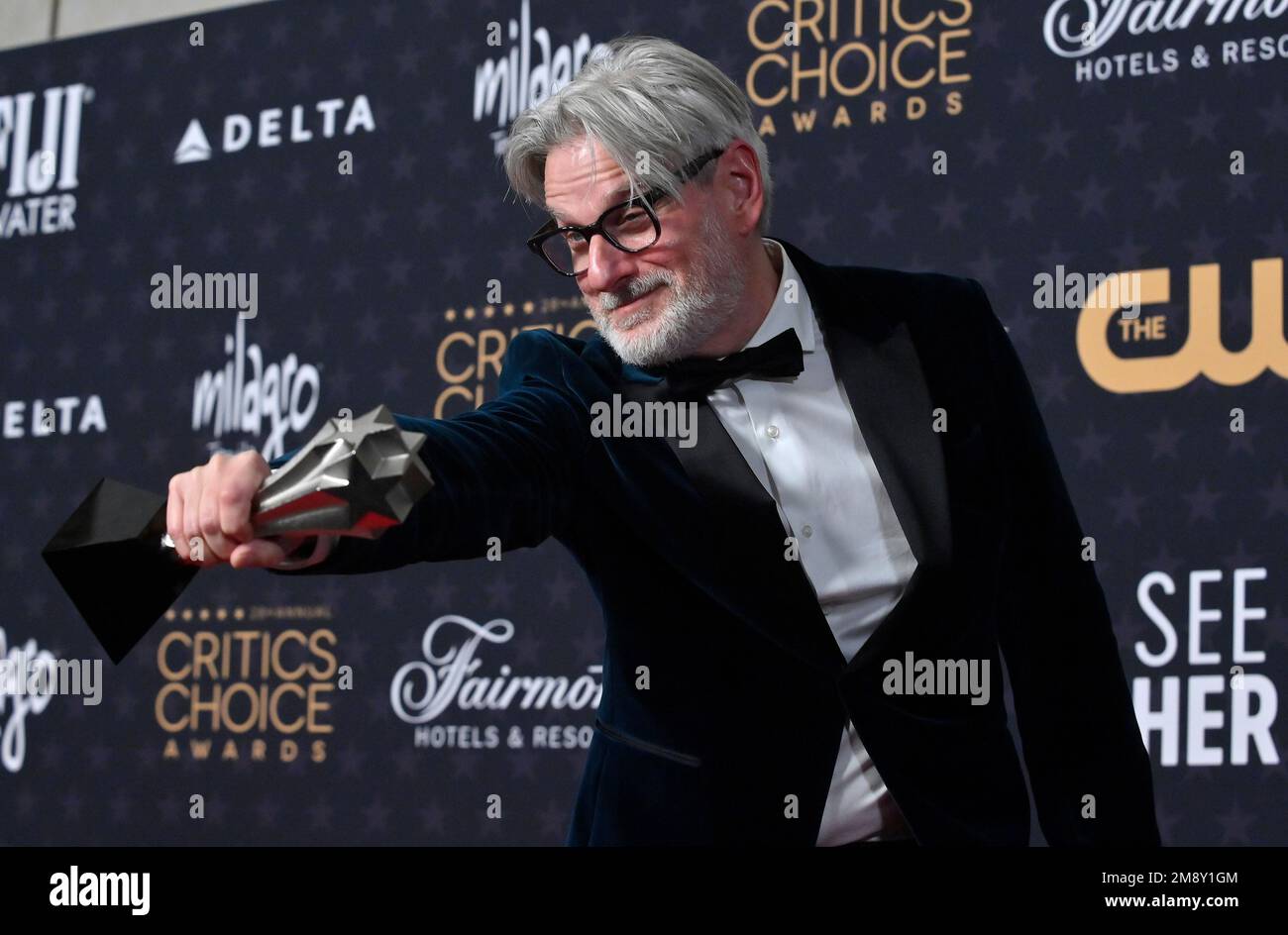 Los Angeles, Stati Uniti. 15th Jan, 2023. Peter Gould appare dietro le quinte con il premio "Best Drama Series" per "Better Call Saul" durante il premio annuale Critics' Choice 28th al Fairmont Century Plaza di Los Angeles domenica 15 gennaio 2023. Foto di Jim Ruymen/UPI Credit: UPI/Alamy Live News Foto Stock