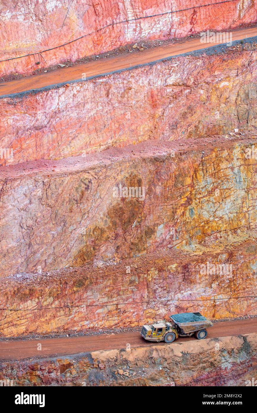 Un autocarro da trasporto unico si snoda verso l'alto e verso l'esterno della fossa aperta delle Peak Gold Mines, la miniera di New Cobar vicino alla città di Cobar, nel nord-ovest del nuovo Galles del Sud Foto Stock