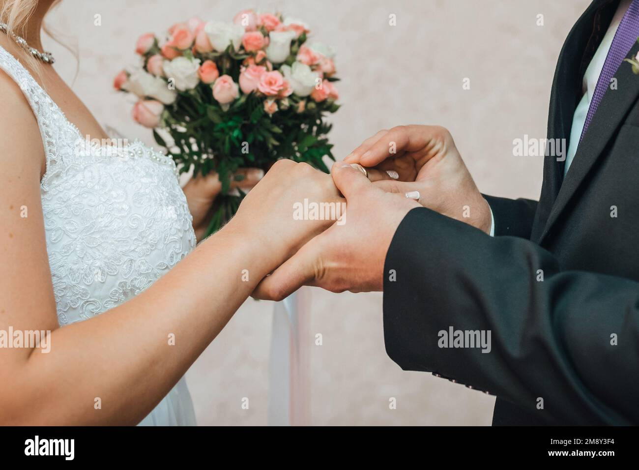 cerimonia nuziale di scambio di anelli d'oro tra la sposa e lo sposo Foto Stock