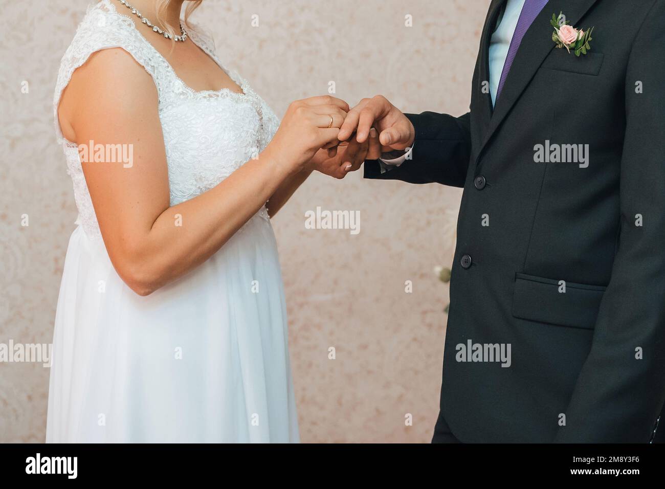 tradizionale cerimonia nuziale di scambio di anelli d'oro tra la sposa e lo sposo. Voti per rafforzare l'Unione familiare e per essere insieme per sempre Foto Stock