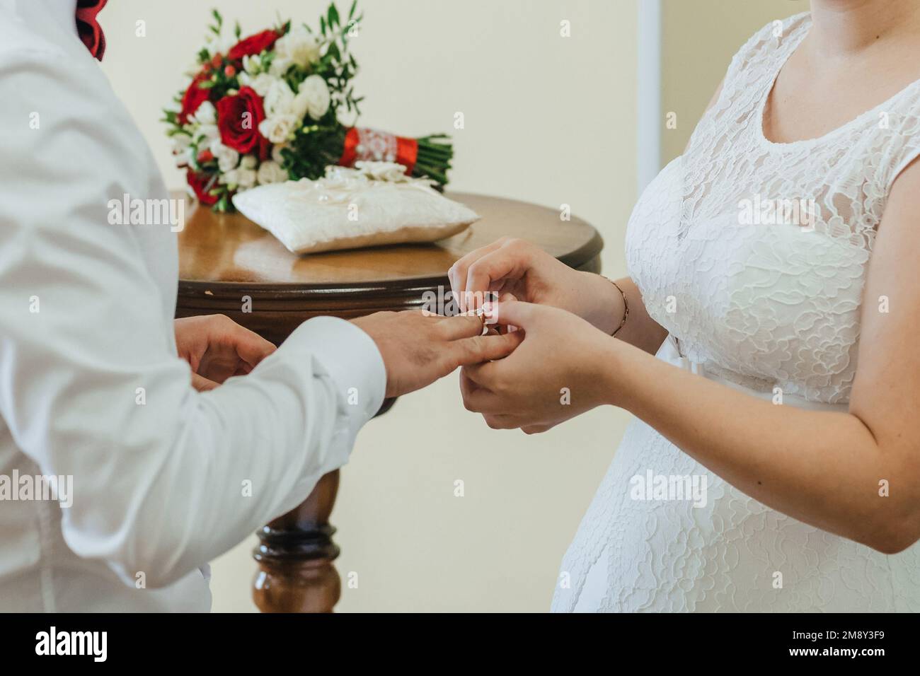 tradizionale cerimonia nuziale di scambio di anelli d'oro tra la sposa e lo sposo. Voti per rafforzare l'Unione familiare e per essere insieme per sempre Foto Stock