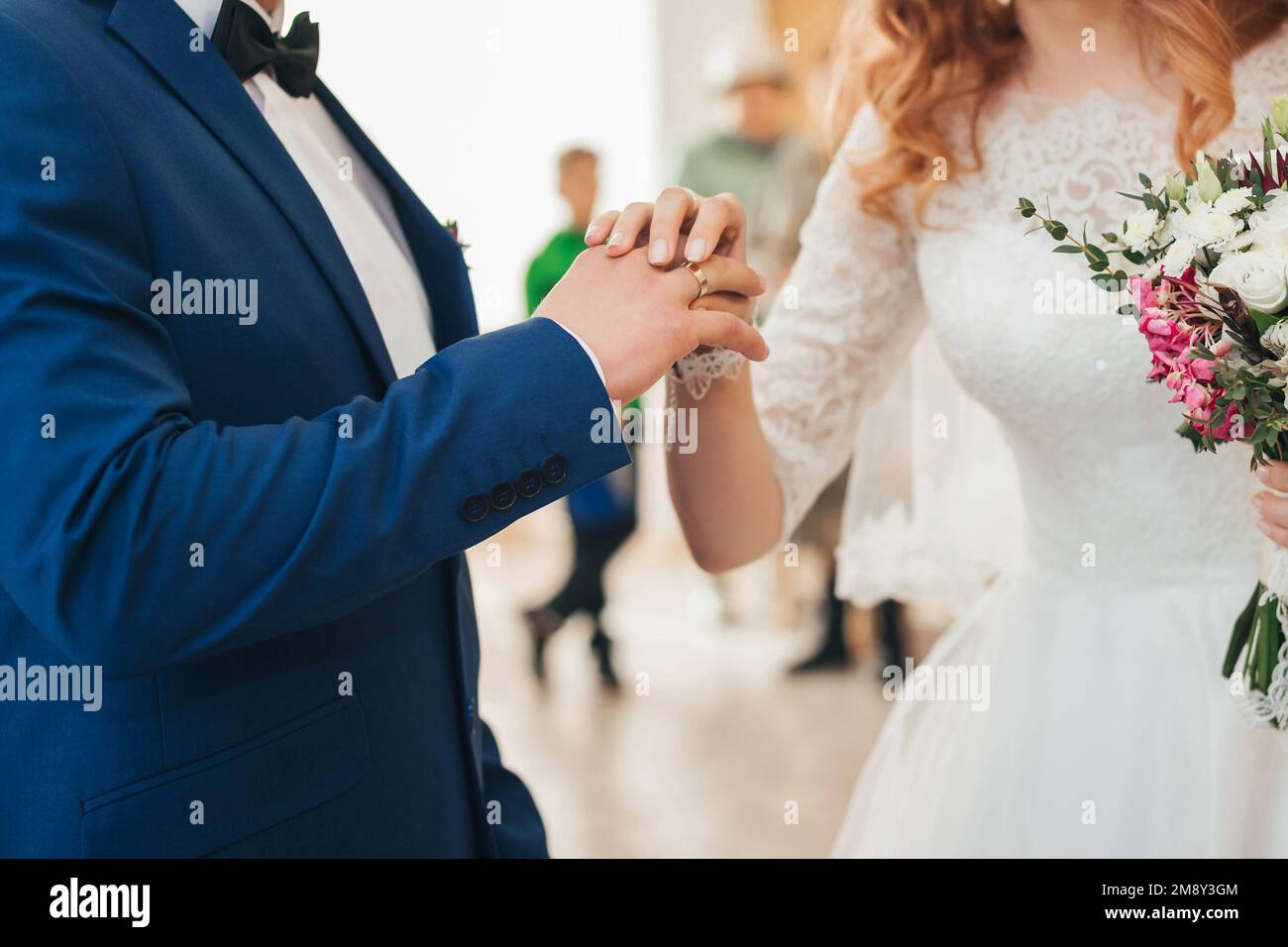 tradizionale cerimonia nuziale di scambio di anelli d'oro tra la sposa e lo sposo. Voti per rafforzare l'Unione familiare e per essere insieme per sempre Foto Stock