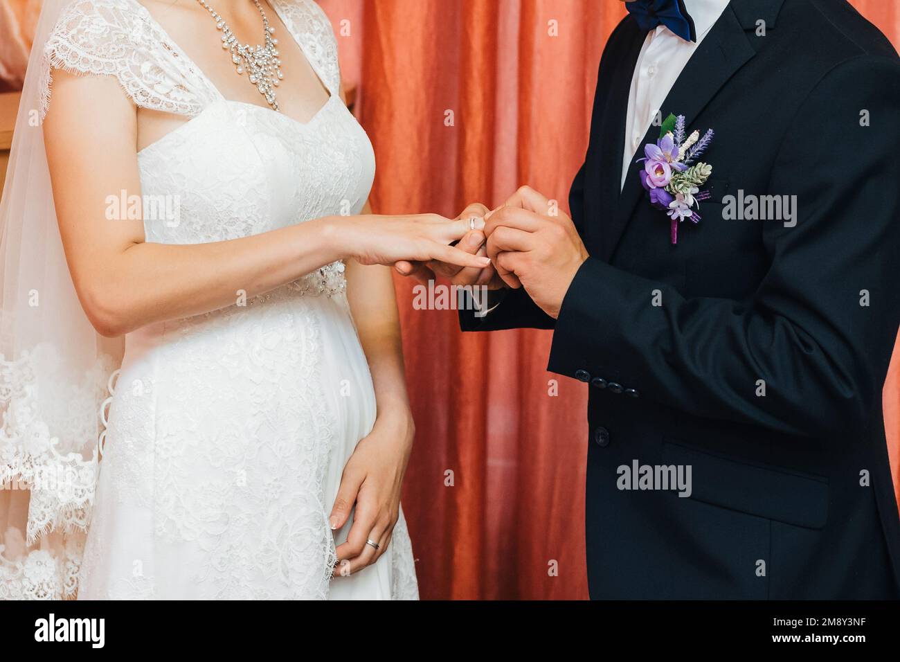 cerimonia nuziale di scambio di anelli d'oro tra la sposa e lo sposo Foto Stock