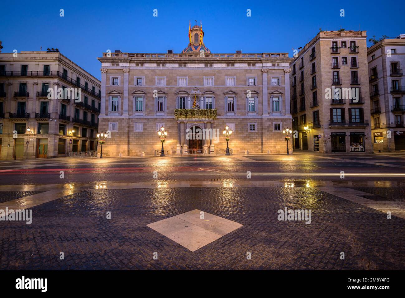 Palazzo della Generalitat di Catalogna e Piazza Sant Jaume di notte e ore blu (Barcellona, Catalogna, Spagna) ESP: Palacio Generalitat de Cataluña Foto Stock