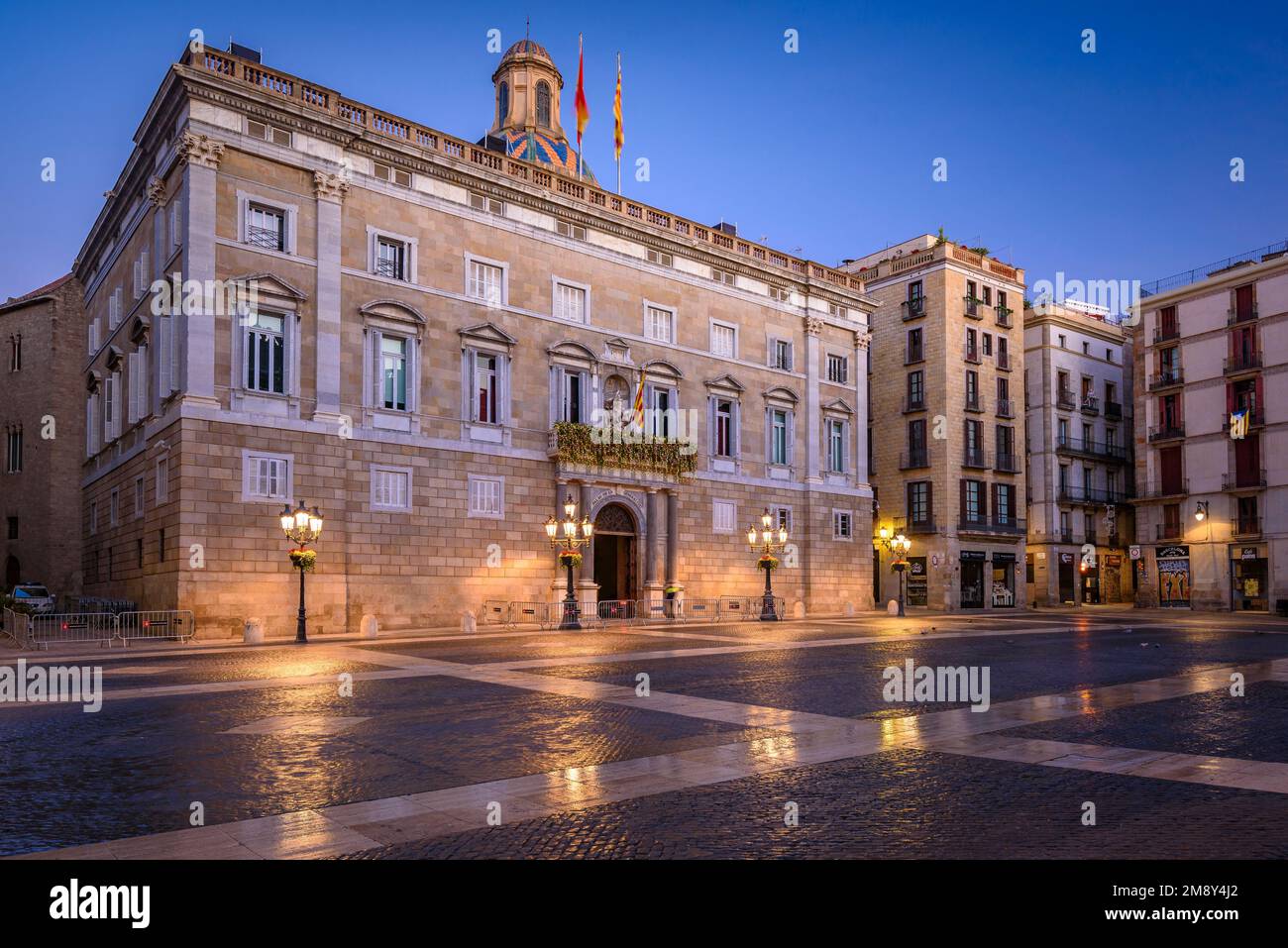 Palazzo della Generalitat di Catalogna e Piazza Sant Jaume di notte e ore blu (Barcellona, Catalogna, Spagna) ESP: Palacio Generalitat de Cataluña Foto Stock