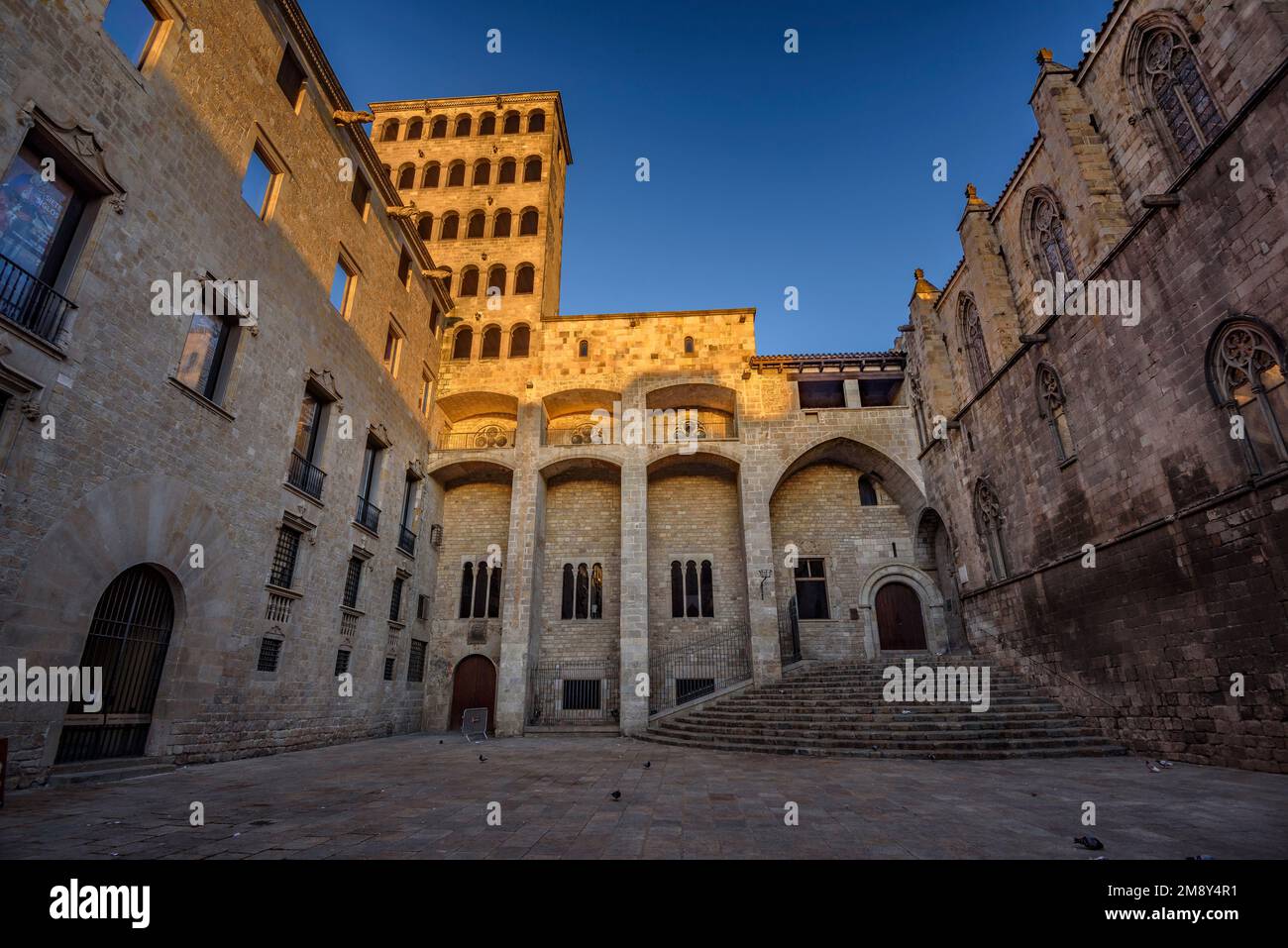 Piazza Plaza del Rei e la torre Mirador del Rei Martí all'alba, nel quartiere gotico di Barcellona (Catalogna, Spagna) Foto Stock