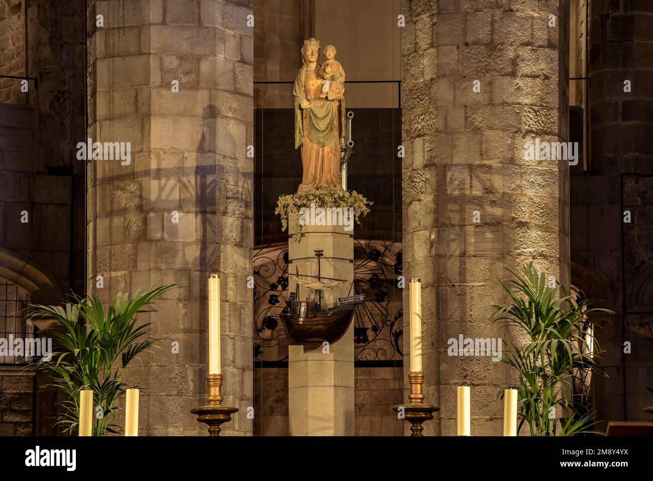 Scultura della Vergine Maria sull'altare della Basilica di Santa Maria del Mar (Barcellona, Catalogna, Spagna) ESP: Scultura de la Virgen María Foto Stock
