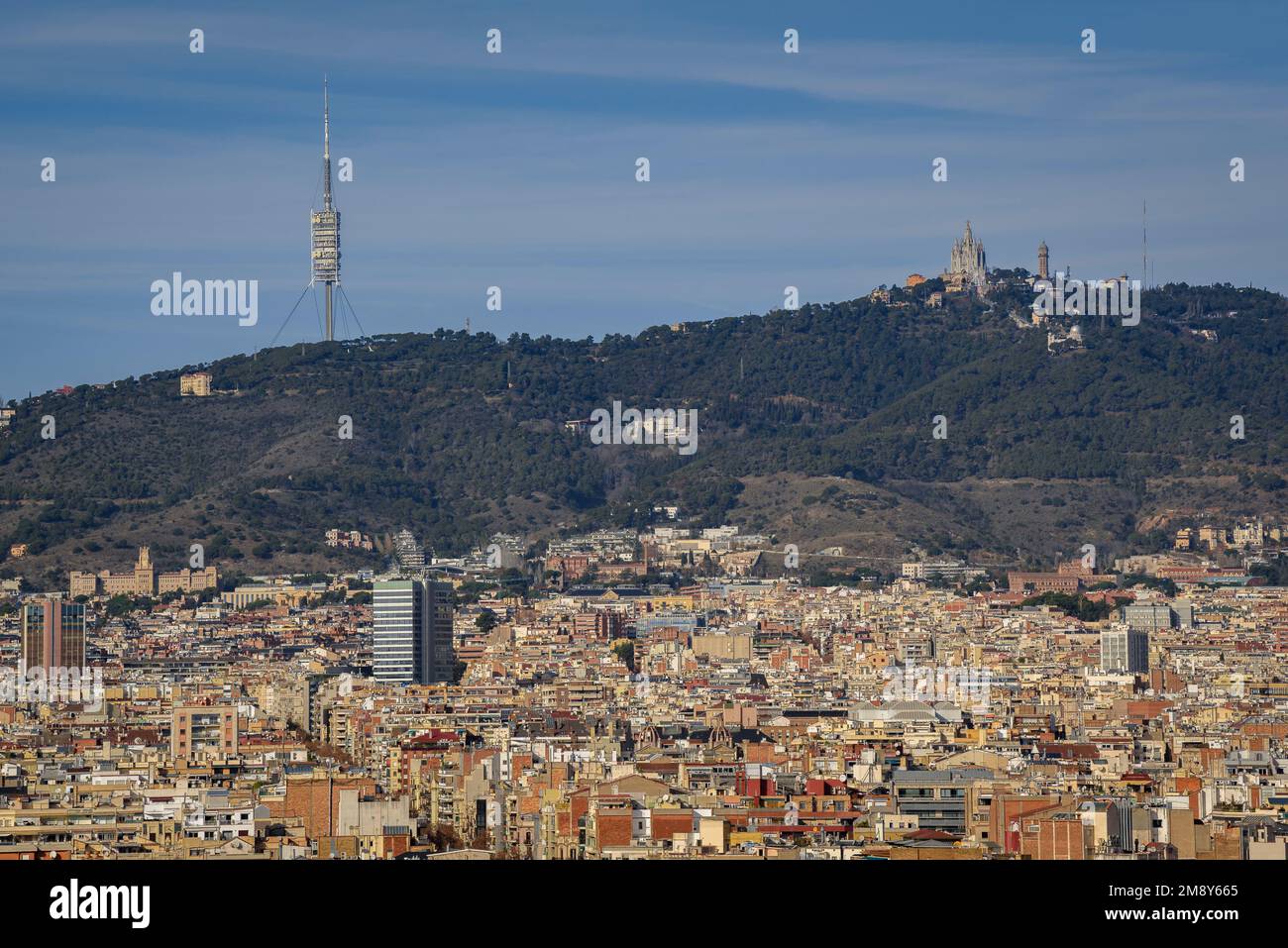 La città di Barcellona visto dal punto di vista Miramar su Montjuic in una mattina d'inverno (Barcellona, Catalogna, Spagna) ESP: La ciudad de Barcelona Foto Stock