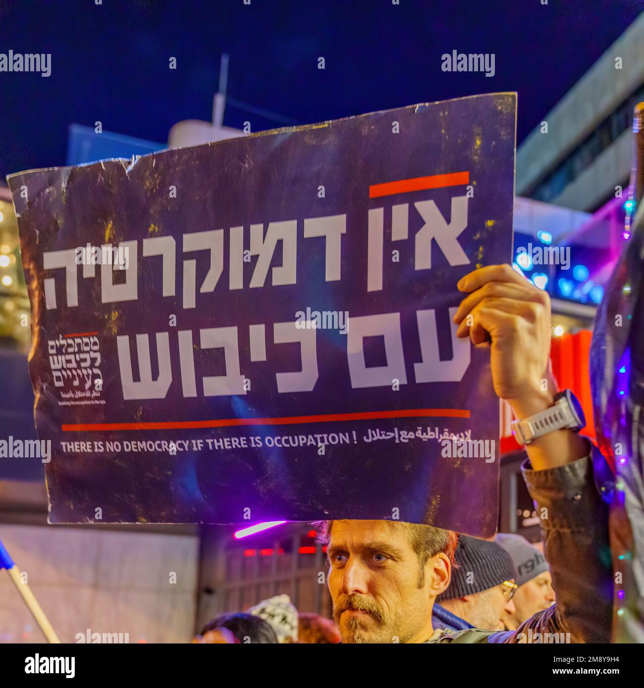 Haifa, Israele - 14 gennaio 2023: La gente protesta con i segni contro i piani legislativi del nuovo governo, a Haifa, Israele Foto Stock