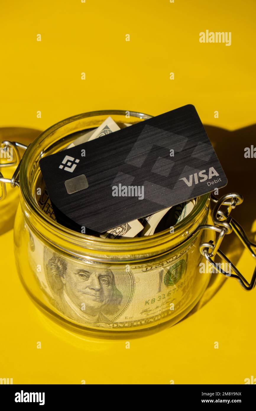 Danzica Polonia - 20 giugno 2022: Carta moneta nera con dollari. Visa carta  di debito BNB, Binance Exchange Cryptocurrency Card per acquistare bitcoin.  Crypto scambio durante il crollo del mercato. Soluzione di