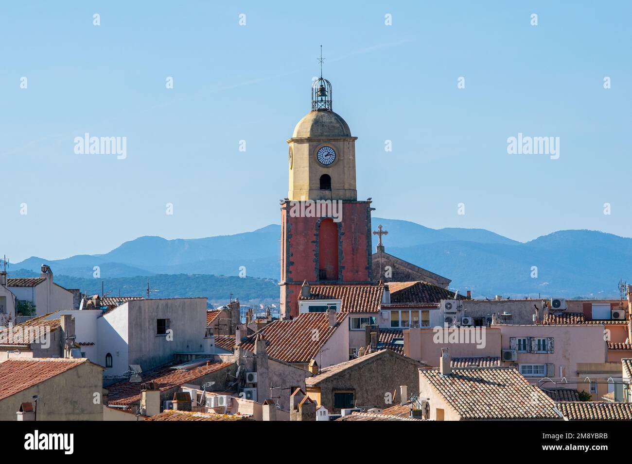 Saint Tropez torre della chiesa con orologio contro cielo blu ora del giorno Foto Stock