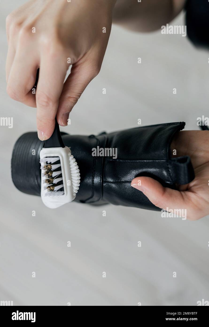 spazzolare scarpe nere. Scarpe di pulizia Foto Stock