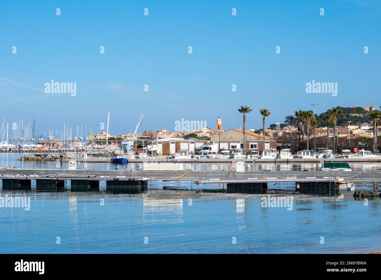 Saint Tropez vista da lontano con palme acqua e cielo blu in giorno Foto Stock