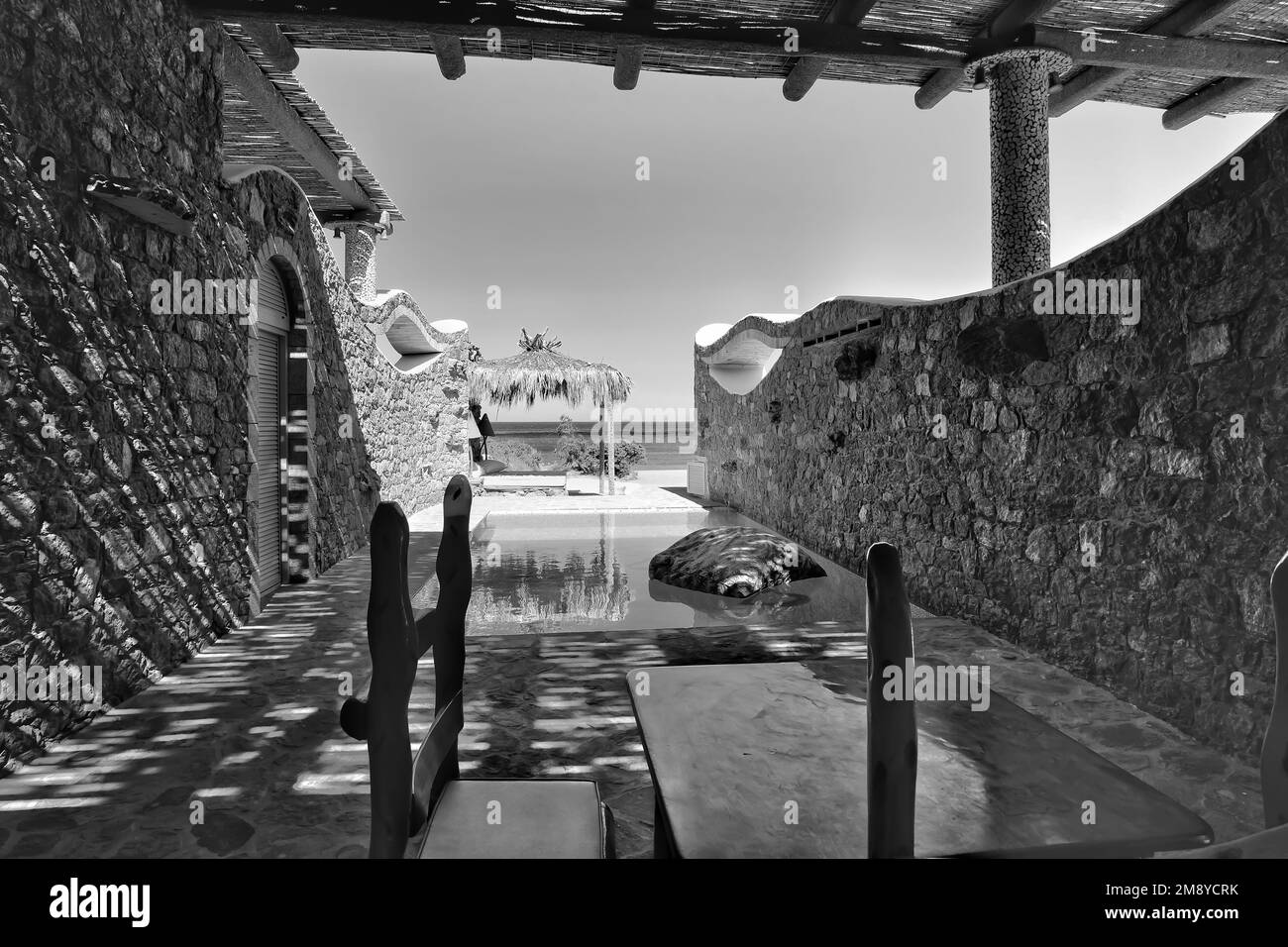 IOS, Grecia - 6 Giugno 2021 : Vista di una bella villa privata decorata con una piscina in Grecia iOS con vista sul Mar Egeo Foto Stock