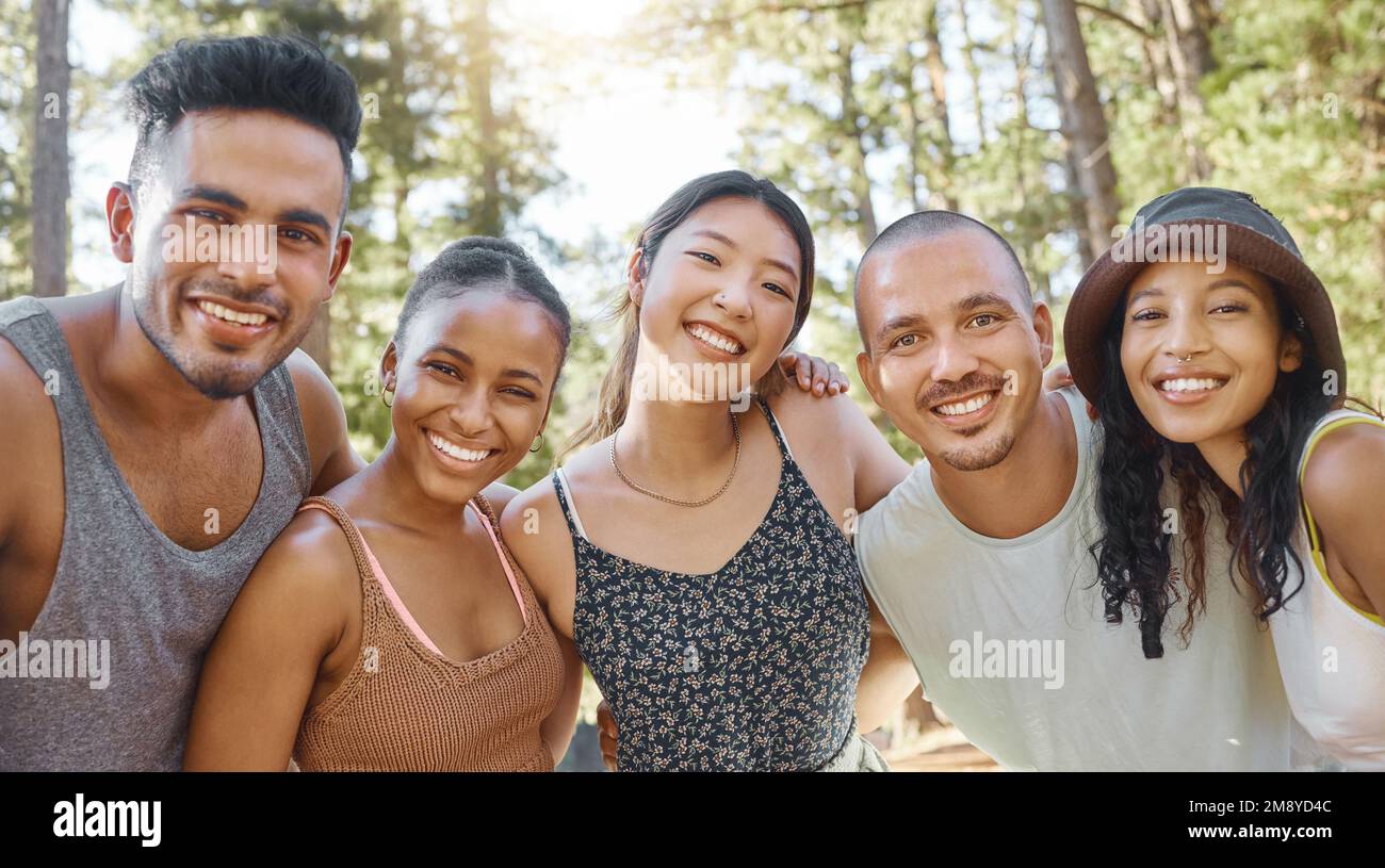 Non possiamo mai stancarci l'uno dell'altro. un gruppo vario di amici che si legano mentre accampano nei boschi. Foto Stock