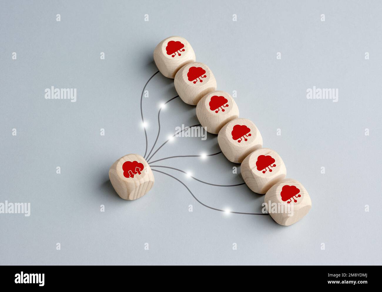 Tecnologia di cloud computing virtuale o virtualizzazione nel concetto di cloud computing. Cubi di legno collegati a linee di comunicazione transfer. Foto Stock