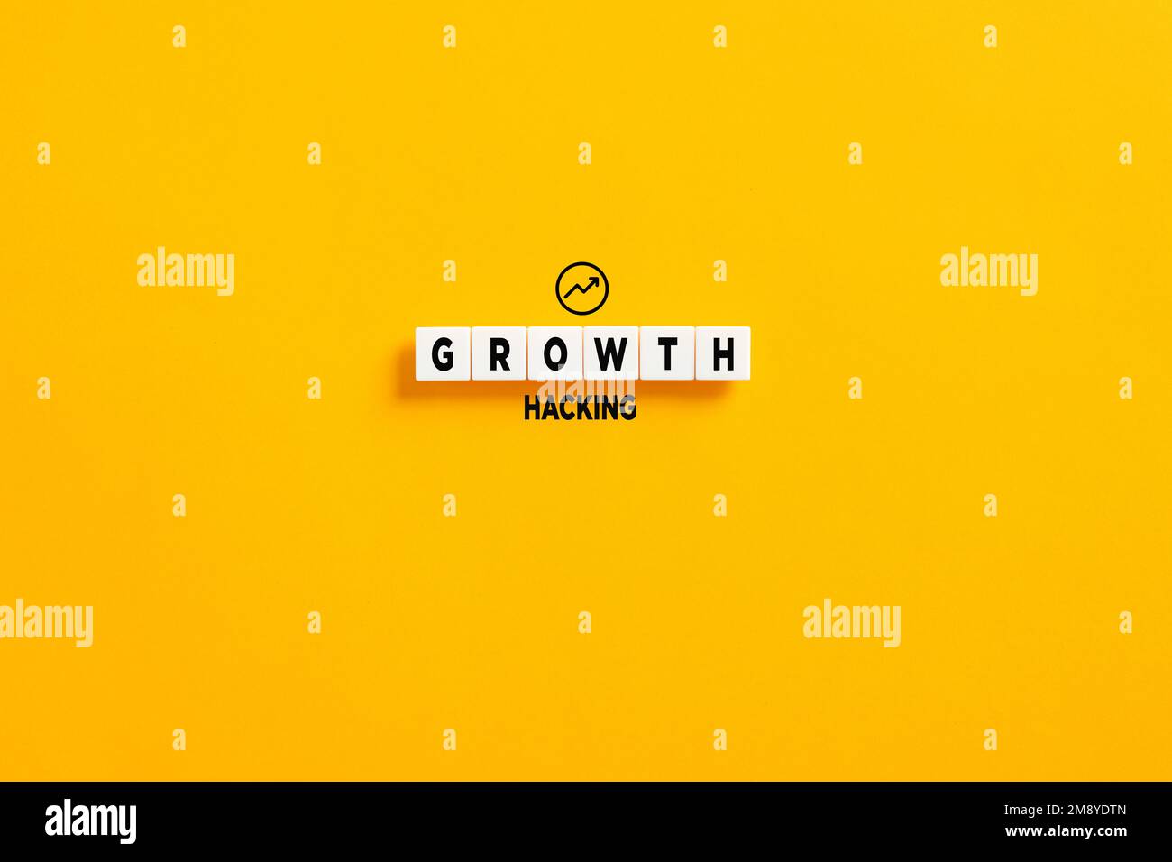 Blocchi di lettere bianche su sfondo giallo con la parola crescita hacking. Hacking di crescita nel marketing e nel concetto di business. Foto Stock
