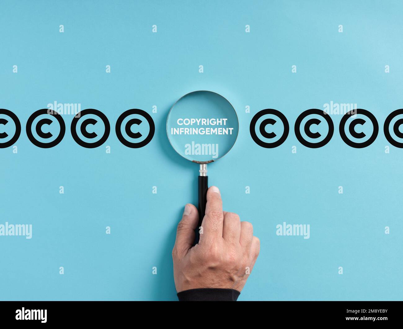 Trovare o rivelare un concetto di violazione del copyright. Violazione dei diritti di proprietà intellettuale. La mano tiene la lente d'ingrandimento che mette a fuoco sulla parola COP Foto Stock