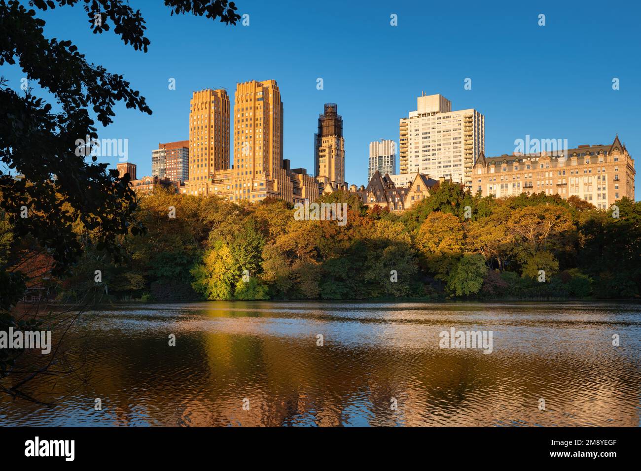 Central Park Lake all'alba con vista degli edifici dell'Upper West Side. Manhattan, New York City Foto Stock