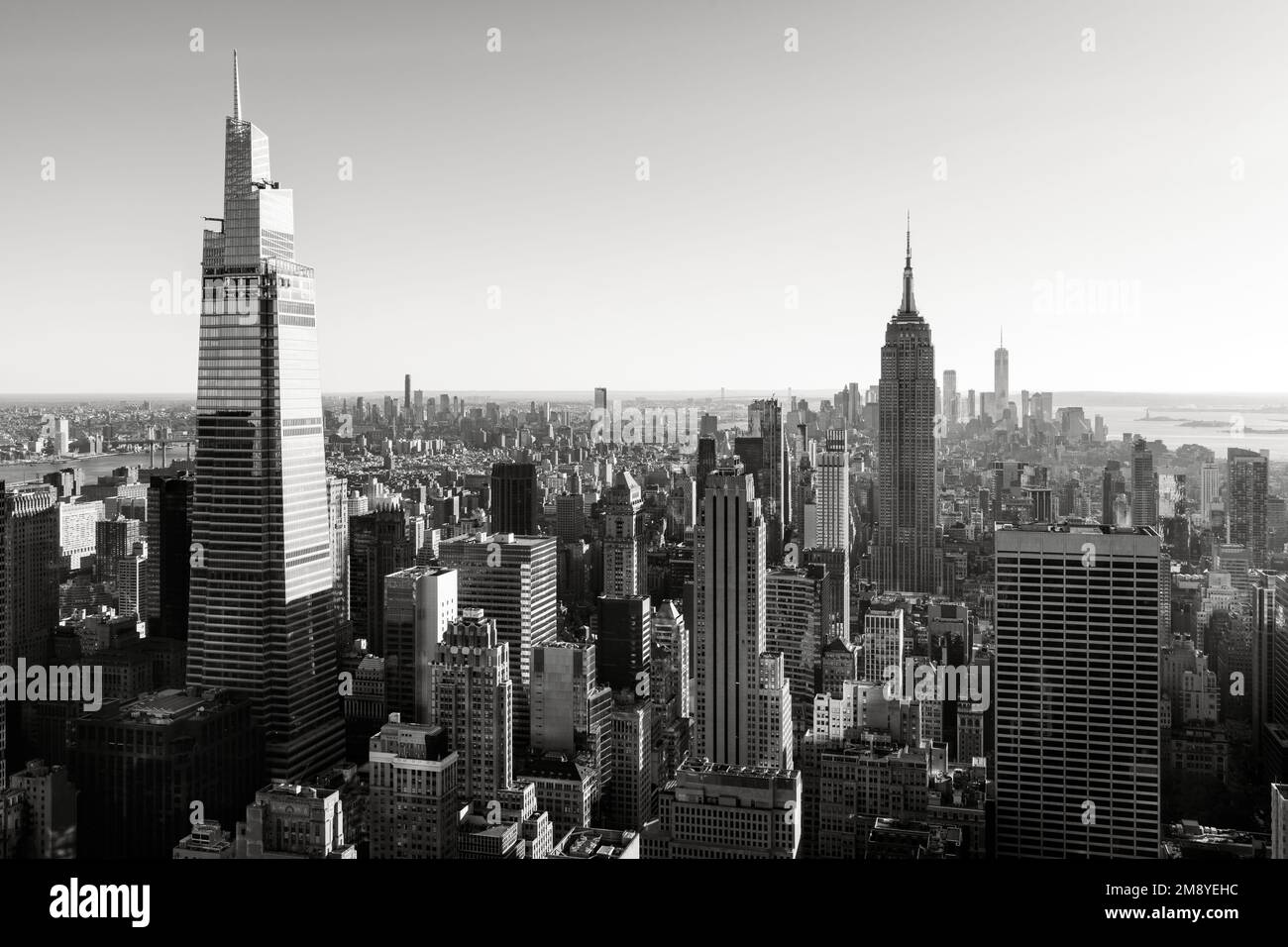 Skyline aereo di New York City sui grattacieli di Midtown Manhattan (bianco e nero) Foto Stock
