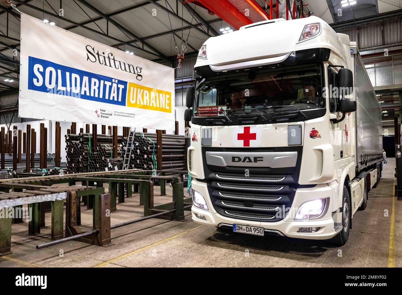 Brema, Germania. 16th Jan, 2023. Un camion con merci in franchigia alla partenza. La Fondazione "solidarietà Ucraina”, tra gli altri con il sostegno del Senato, ha organizzato una spedizione di merci di soccorso per Odessa in Ucraina. Credit: Sina Schuldt/dpa/Alamy Live News Foto Stock