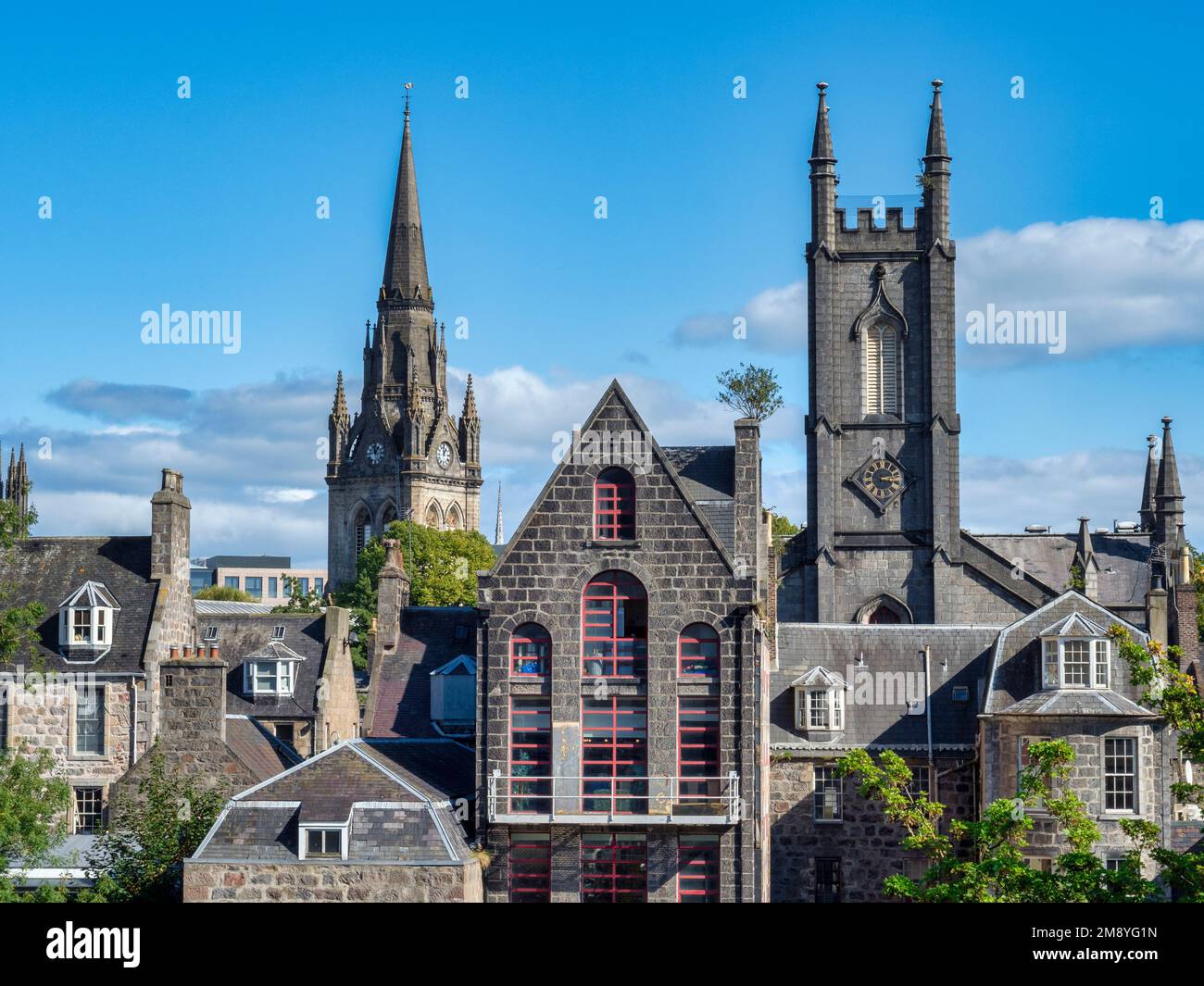 Vecchi edifici sullo skyline di Aberdeen visti da Union Terrace Foto Stock