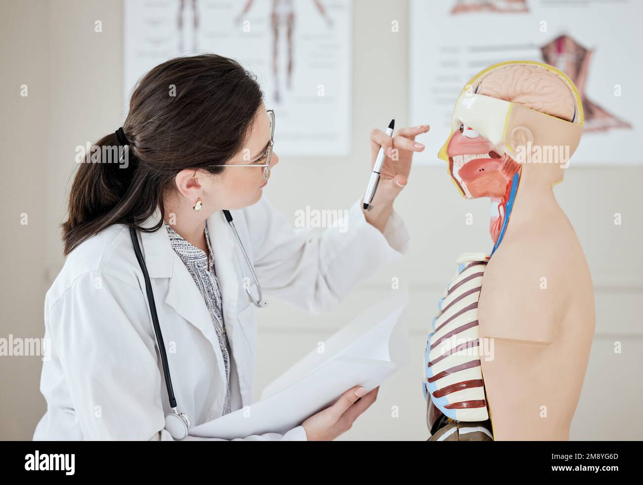 L'apprendimento non si ferma mai. una giovane dottoressa che esamina un manichino in ospedale. Foto Stock