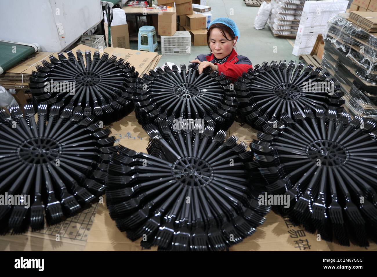 BINZHOU, CINA - 16 GENNAIO 2023 - i lavoratori si affrettano a fare ordini all'estero in un workshop di un'azienda di imballaggio alimentare in plastica a Binzhou, SH della Cina orientale Foto Stock
