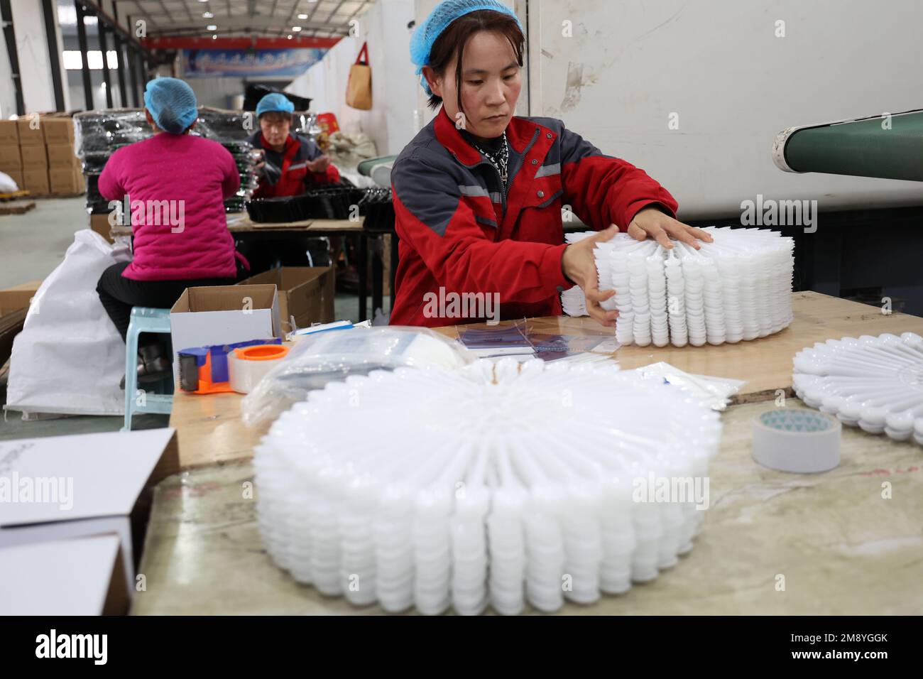 BINZHOU, CINA - 16 GENNAIO 2023 - i lavoratori si affrettano a fare ordini all'estero in un workshop di un'azienda di imballaggio alimentare in plastica a Binzhou, SH della Cina orientale Foto Stock