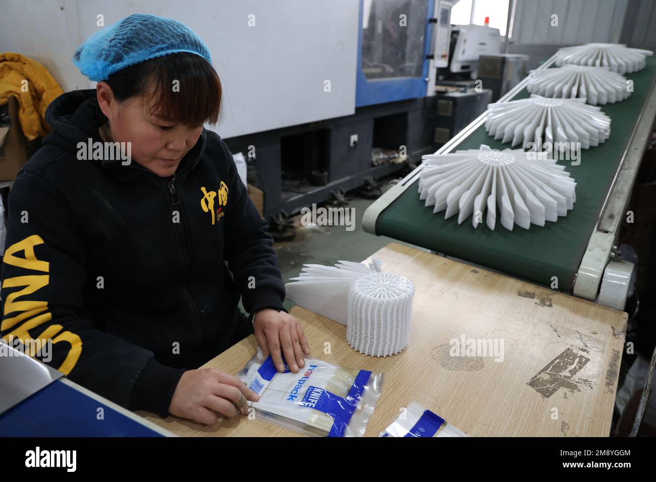 BINZHOU, CINA - 16 GENNAIO 2023 - i lavoratori si affrettano a fare ordini all'estero in un workshop di un'azienda di imballaggio alimentare in plastica a Binzhou, SH della Cina orientale Foto Stock