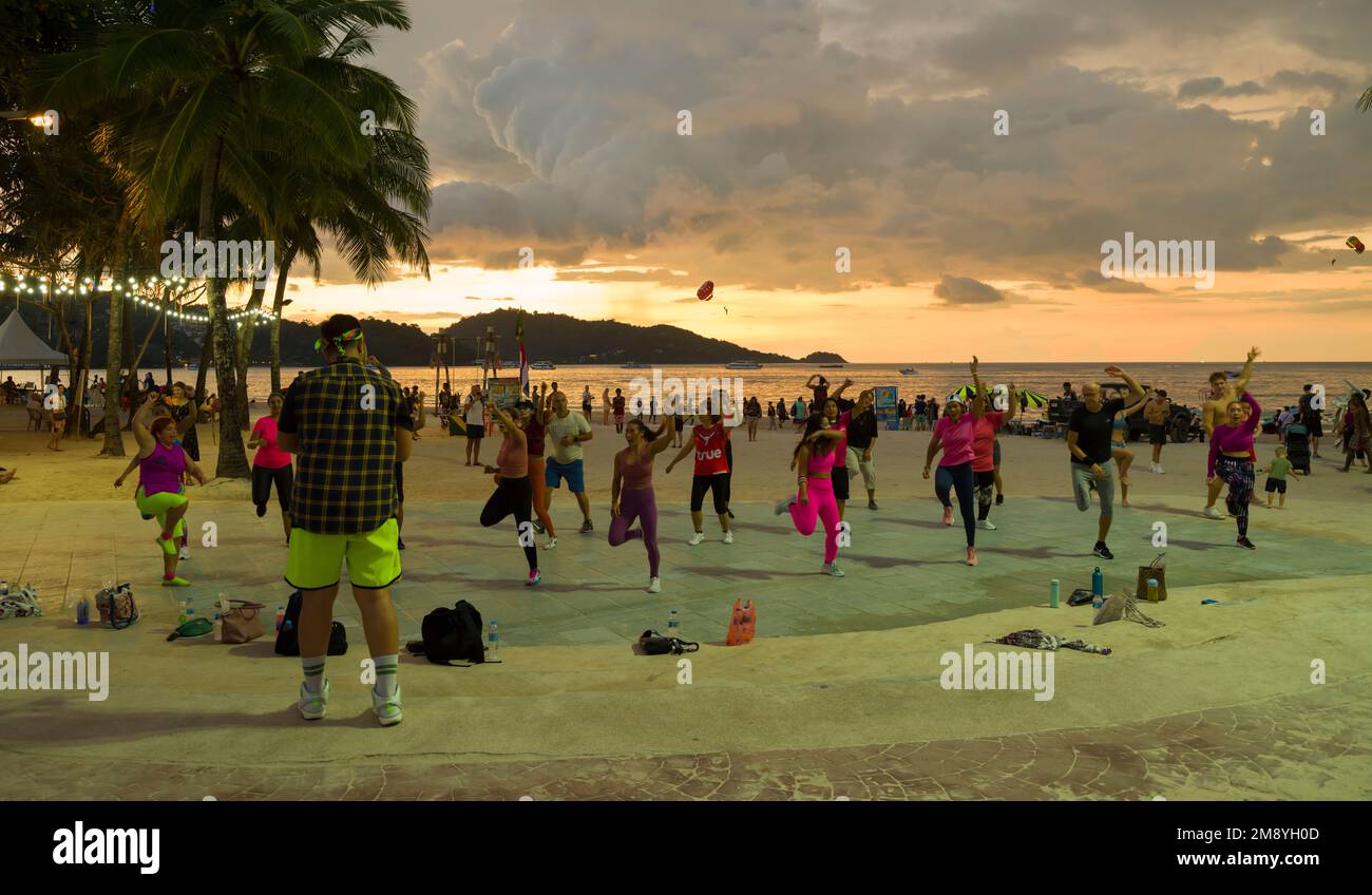 Patong Beach, Phuket, Thailandia. Novembre 29, 2022. Vista sulla spiaggia di Patong in serata. Locali e turisti che ballano con la musica. Foto Stock