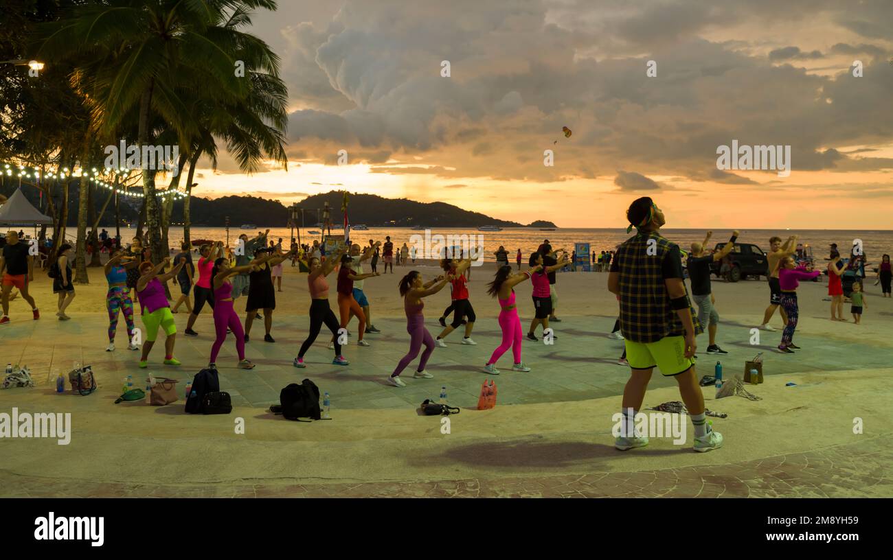 Patong Beach, Phuket, Thailandia. Novembre 29, 2022. Vista sulla spiaggia di Patong in serata. Locali e turisti che ballano con la musica. Foto Stock