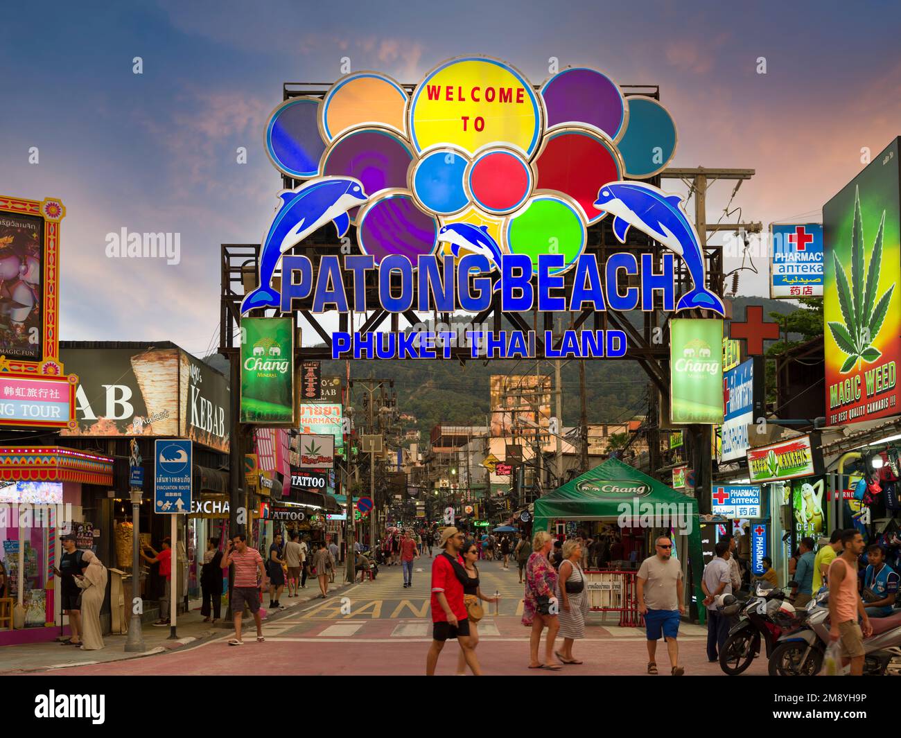 Bangla Road, Patong Beach, Phuket, Thailandia - 29 novembre 2022: Entrata di Bangla Road in serata. Foto Stock