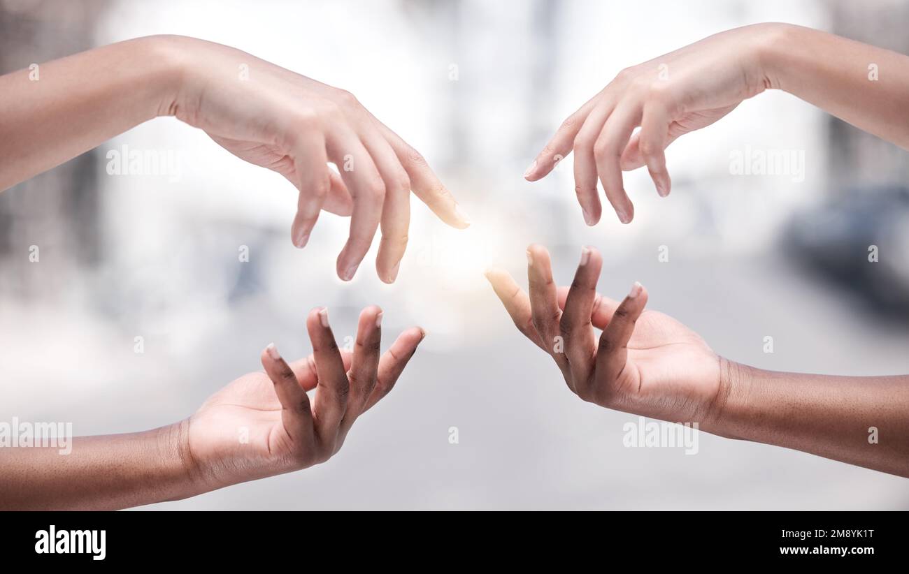 Cambiare il mondo insieme. due manifestanti che si avvicinano l'uno all'altro durante un raduno. Foto Stock