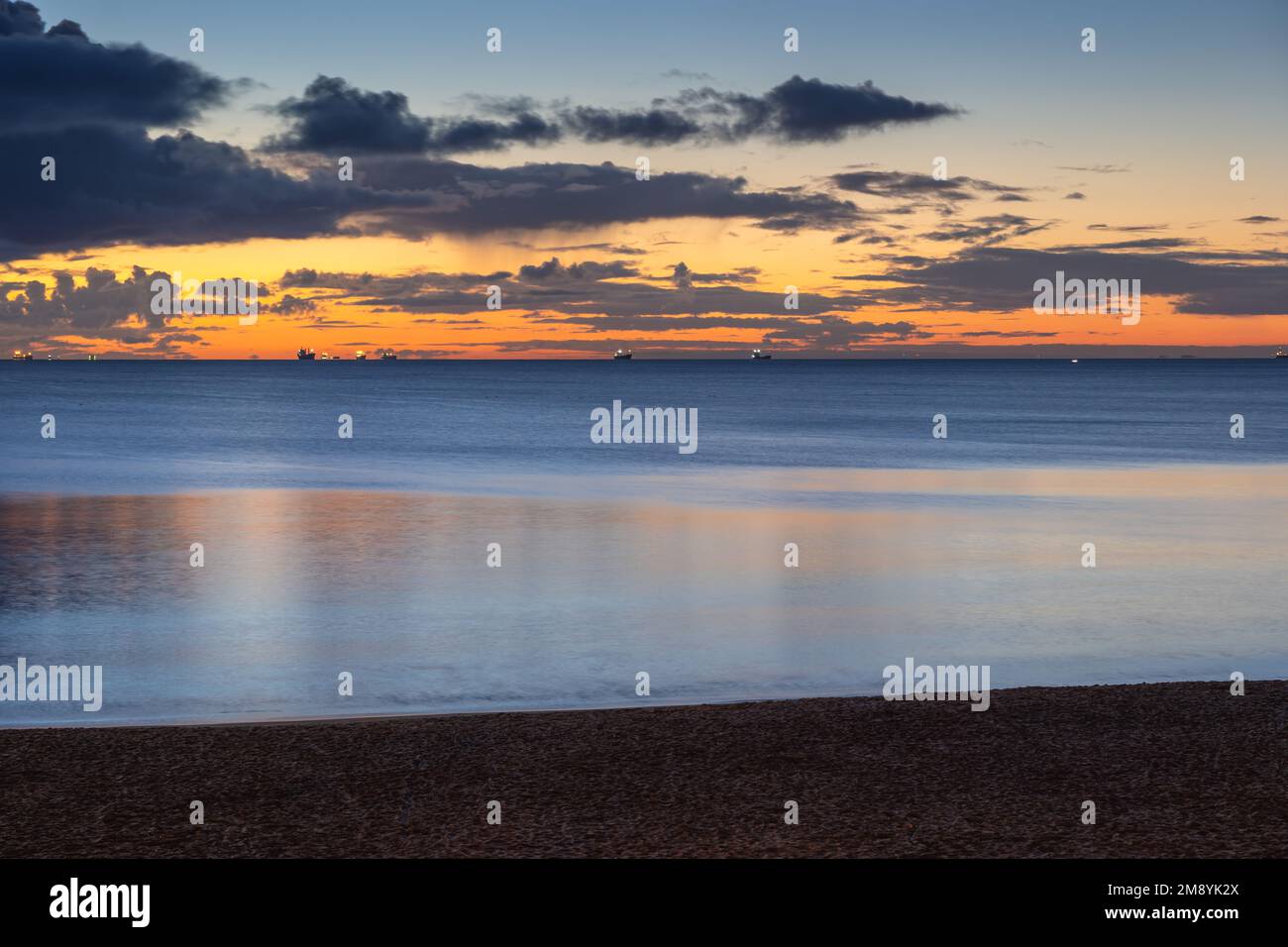 Il Mar Baltico all'alba tranquilla da una spiaggia di Gdynia Orlowo, Polonia. Foto Stock
