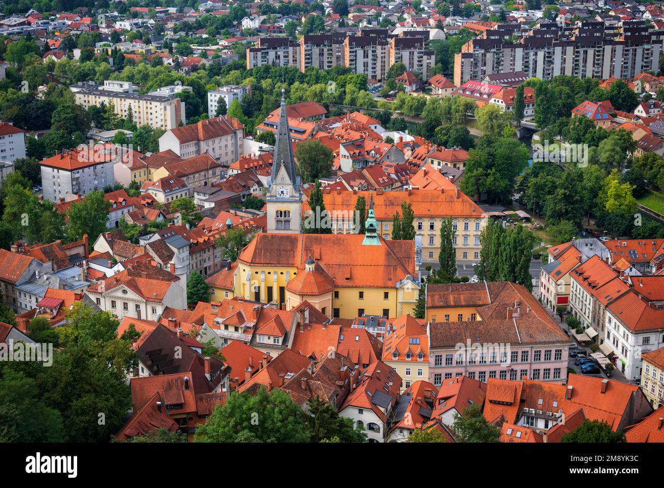 Città di Lubiana in Slovenia, paesaggio urbano con la Chiesa di San Giacomo nella città vecchia. Foto Stock