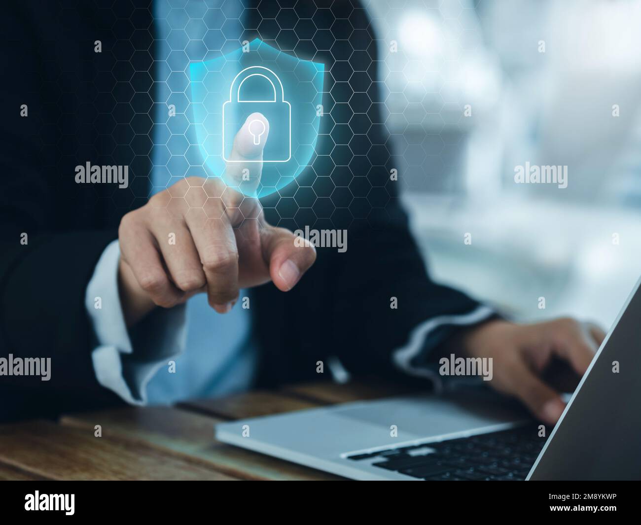 Tecnologia dell'architettura mesh di cybersicurezza, sicurezza della rete Internet, concetti di protezione dei dati personali. Schermatura di sicurezza digitale virtuale che punta tramite bus Foto Stock