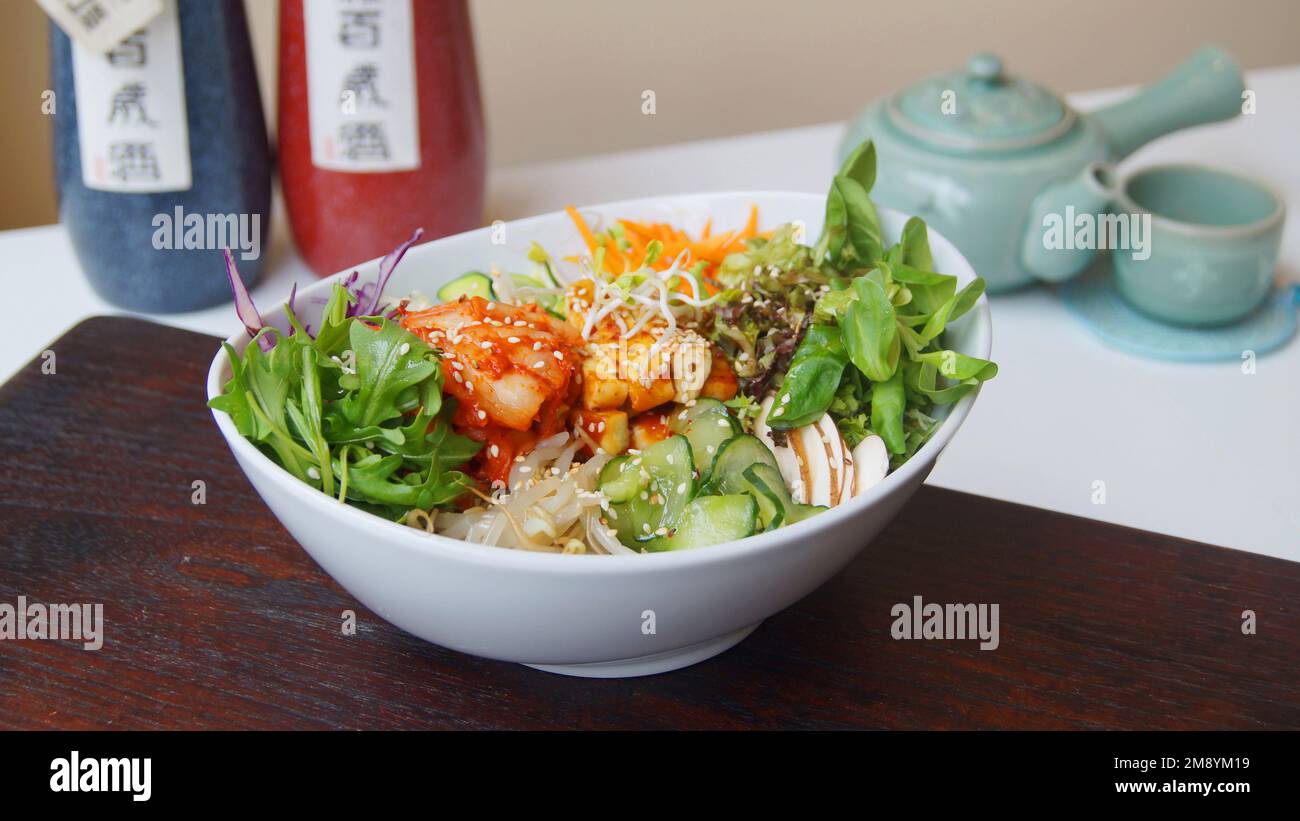 Insalata di tofu con kimchi e verdure. Ricetta asiatica tradizionale. Foto Stock