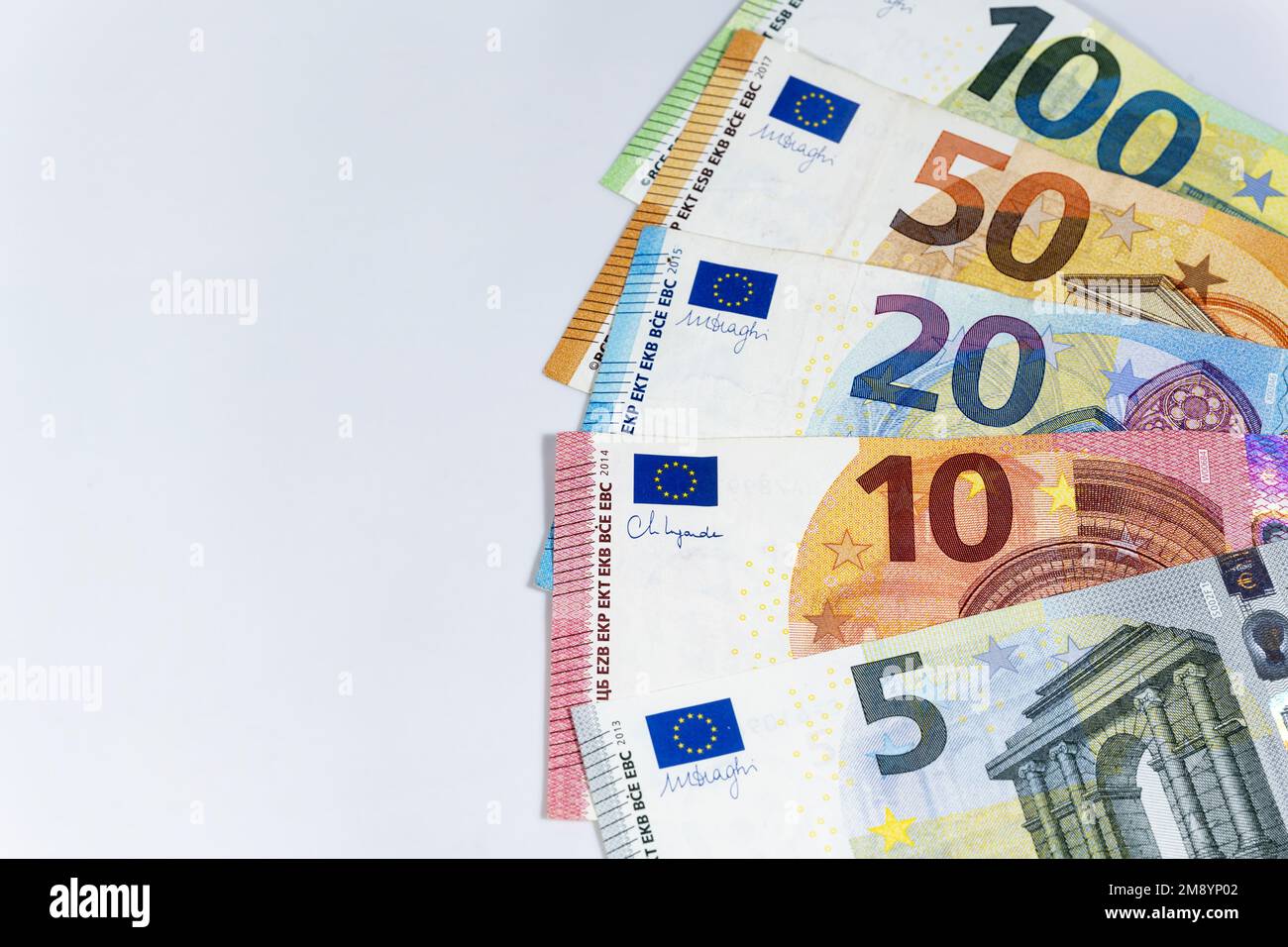 Fan delle banconote in euro su sfondo grigio chiaro, concetto di denaro e finanza, spazio copia, focus selezionato Foto Stock