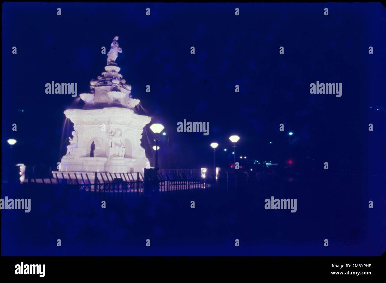 Flora Fountain è una fontana situata presso l'Hutatma Chowk è un monumento ornamentalmente scolpito patrimonio architettonico situato all'estremità meridionale della storica Dadabhai Naoroji Road, presso il quartiere finanziario di Fort nel cuore di Mumbai Sud, Mumbai, India. Foto Stock