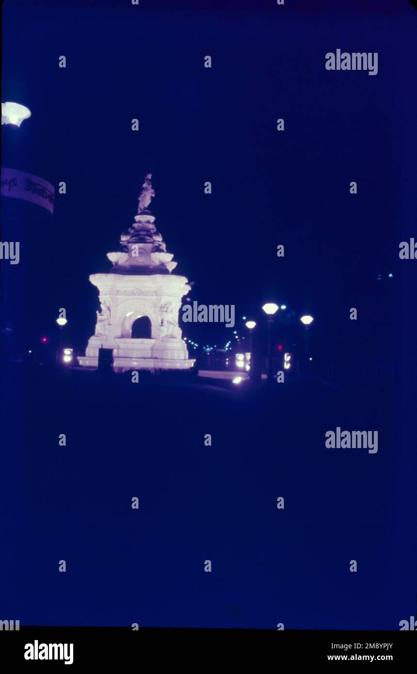 Flora Fountain è una fontana situata presso l'Hutatma Chowk è un monumento ornamentalmente scolpito patrimonio architettonico situato all'estremità meridionale della storica Dadabhai Naoroji Road, presso il quartiere finanziario di Fort nel cuore di Mumbai Sud, Mumbai, India. Foto Stock