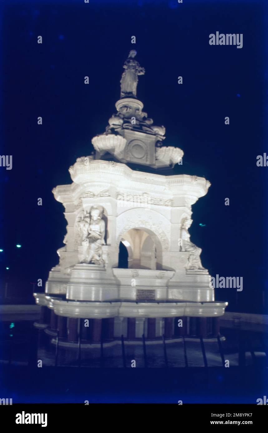 Flora Fountain è una fontana situata presso l'Hutatma Chowk è un monumento ornamentalmente scolpito patrimonio architettonico situato all'estremità meridionale della storica Dadabhai Naoroji Road, presso il quartiere finanziario di Fort nel cuore di Mumbai Sud, Mumbai, India. Foto Stock
