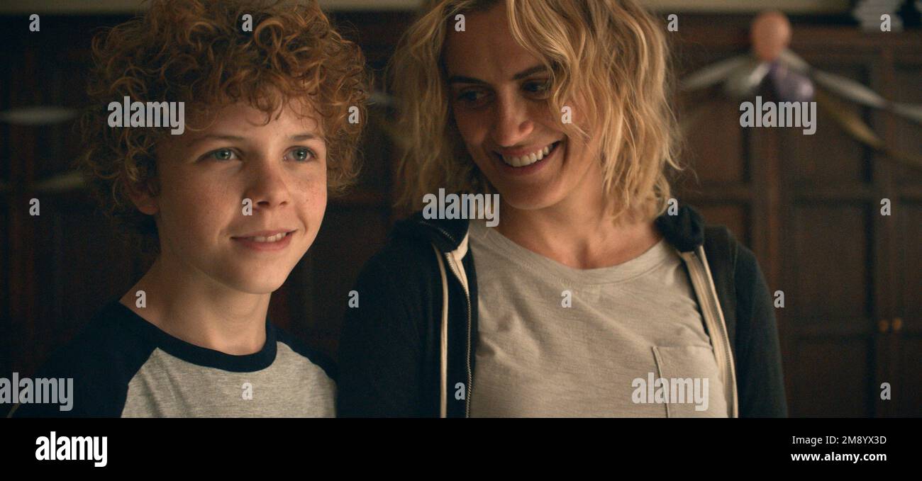 TAYLOR SCHILLING E COLIN O'BRIEN IN CARO EDWARD (2023), DIRETTO DA CLEMENT VIRGO, DAVID BOYD, ALLISON LIDDI-BROWN E JAFFAR MAHMOOD. Credito: Apple Studios / Album Foto Stock