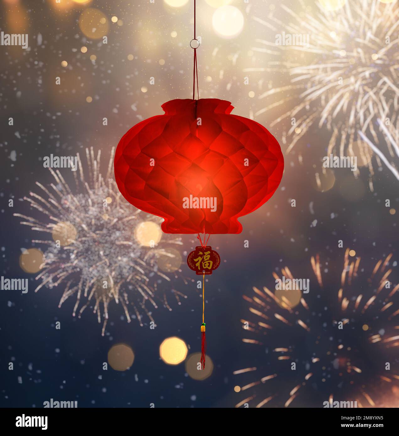 Lanterna cinese di Capodanno sullo sfondo del cielo notturno. Foto Stock