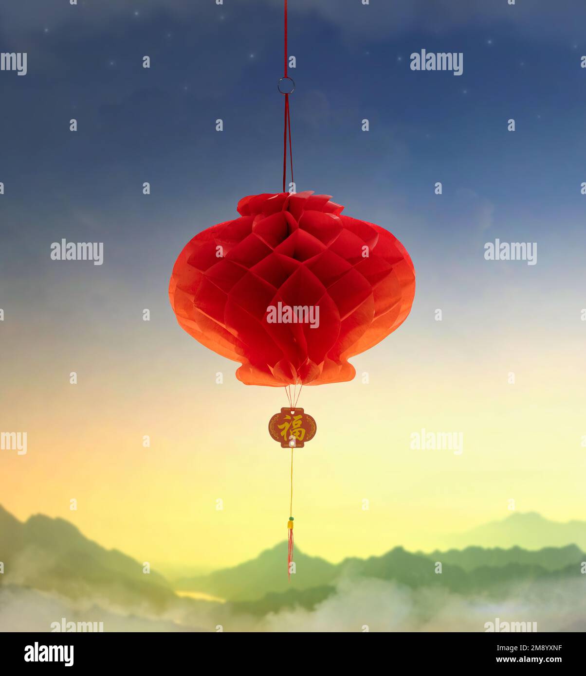 Lanterna cinese di Capodanno sullo sfondo del cielo notturno. Foto Stock