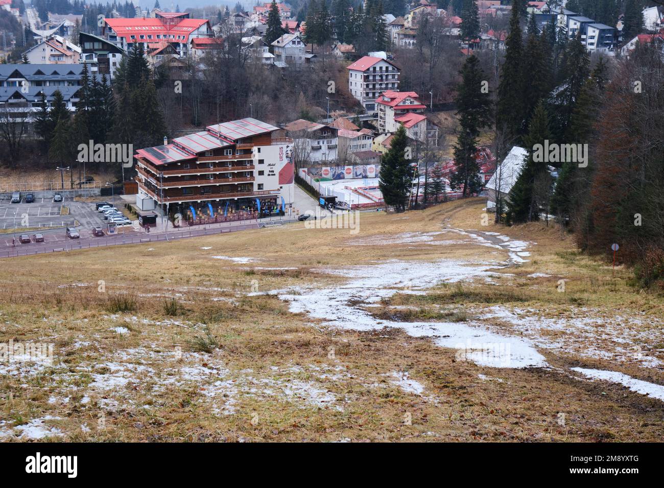 Piste sciistiche innevate a metà gennaio, con clima insolitamente caldo in Europa. Predeal, Romania - 14 gennaio 2023. Foto Stock